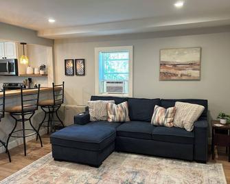 The Bow Street Abode / Charming 2 Br Retreat - Freeport - Obývací pokoj