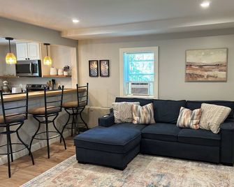 The Bow Street Abode / Charming 2 Br Retreat - Freeport - Wohnzimmer