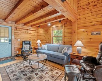 Lakefront Wprivate Beach - Luxury Log House! - Farmington - Living room