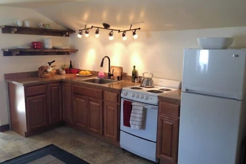 Relax and Refresh in this Cozy Bunkhouse Cabin at SanaView Farms Winery
