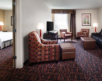Holiday Inn Wichita East I-35 By IHG - Wichita - Living room