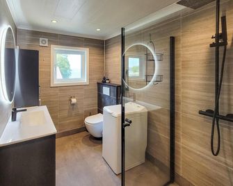 Nice home in Fitjar with house sea view - Fitjar - Baño