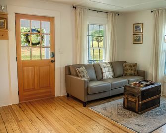 Charming 3 bedroom farmhouse retreat. Peaceful, scenic, and full of adventure. - Ellenboro - Вітальня