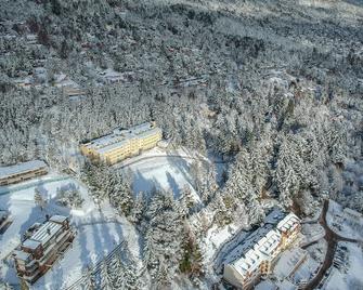 Villa Huinid Hotel Pioneros - San Carlos de Bariloche - Building