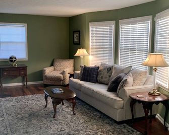 Raven Fox Farm-Country Charm! 5 Br Only 8 Miles From Keeneland And Bg Airport - Versailles - Living room