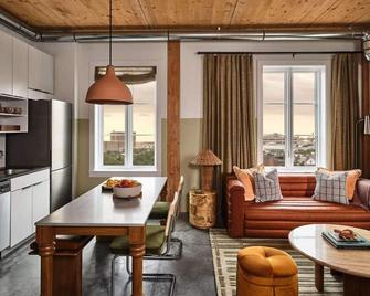 Stay Near River Street + Pool, Bike, Dining & Gym - Savannah - Living room