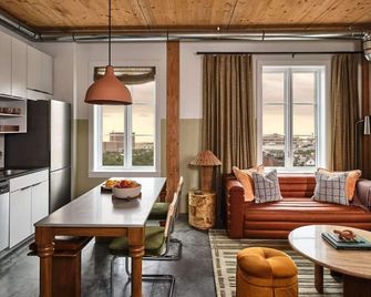 Stay Near River Street + Pool, Bike, Dining & Gym - סאוואנה - סלון