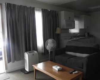 Stratford Motel - Whitehorse - Living room