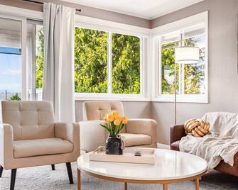 Modern 2br/2ba Kirkland Home, Walk To Beach Park - Kirkland - Living room