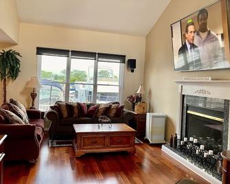 3 Bed, 2 Bath, House on Canal - Boat Well Included - Chesterfield Township - Sala de estar