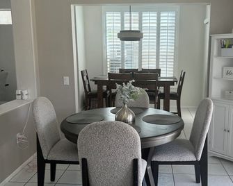 Charming updated-2 bedroom house in fabulous Sun City West with WiFi, AC - Sun City West - Comedor
