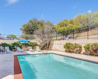 Cool Down On Riverside Free Parking and Shared Pool - Austin - Pool