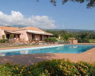 Agriturismo Le Case del Merlo - Milo - Басейн