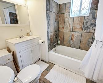 Quiet, Spacious Mt Adventure Hub On Main Street In Saint Regis - Saint Regis - Bathroom