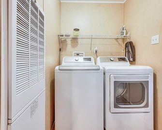 Private Dock! Beautiful Neely Henry Lake Retreat - Ashville - Laundry facility