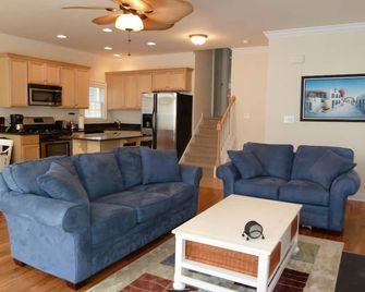 Gold Coast.Beautiful Home.Asbury Ave.2 Blocks To Beach.3 Br.2.5 Ba.Wifi - Ocean City - Living room