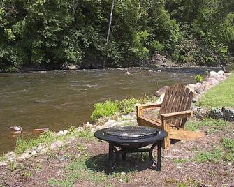 Mountains surround Doe River 400 ft Frontage, wildlife out the back door. - Elizabethton - Patio