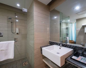 Blue Beach Hotspring Holiday Hotel - Xiangyang - Schlafzimmer