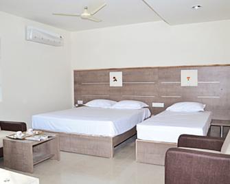Hotel Kanakabhishegam - Tharangambadi - Bedroom