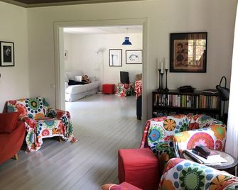 Beachfront classic summer cottage for the family in Ahus. Ideal for families with children - Åhus - Living room