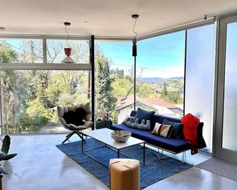Architectural 2-bedroom with WiFi, AC in the hills of Los Angeles - Los Ángeles - Sala de estar