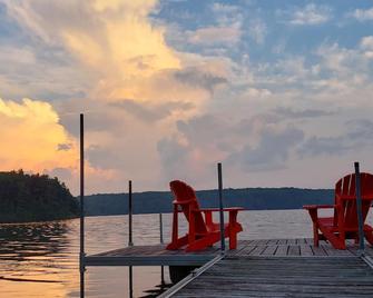 Muskoka Lakehouse Retreat - Family Friendly with Sandy Beach on Three Mile Lake - Windermere - Outdoors view