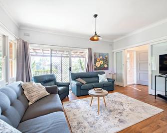 Rosewood Cottage - Stroll to Central, Cosy Escape - Dubbo - Living room