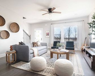 Chesney & Rhett by Avantstay Sleeps 20! Spacious Home w/ Southern Flare - Nashville - Salon