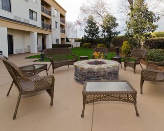 Courtyard by Marriott Charlotte Lake Norman - Huntersville - Binnenhof