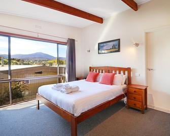 Off Mountain Accommodation - Merrijig - Bedroom