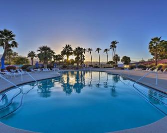 Indio Escape with Fire Pit and Resort Amenities! - Indio - Pool