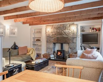 The Dell of Abernethy - A Woodland hideaway - Nethy Bridge - Living room