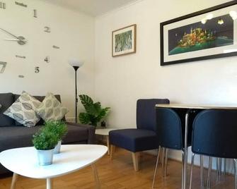 Very central downtown location / Parking - Crumlin - Wohnzimmer