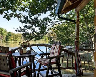 Secluded Waterfront Tree House Rental with a 20-Acre Private Lake in Jackson, Georgia - Jackson - Patio