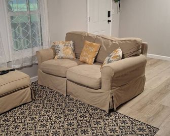 Remodeled home w/ firepit, large yard & amenities of home. Quiet and cozy! - Whiteville - Sala de estar