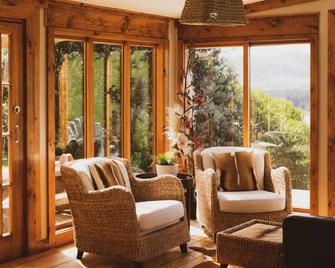Kakapo Cabin @ Kaimata Retreat, Rustic and Charming - Dunedin - Living room