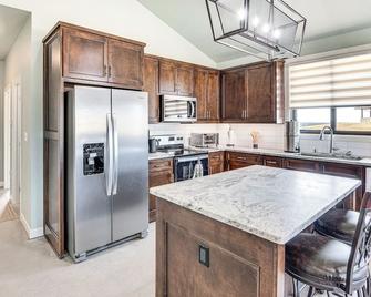 Family-Friendly Apt w/ Lake Views in Ponca City! - Ponca City - Kuchyň