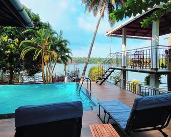 Bellevue Homestay and Wellness Centre - Kozhikode - Pool