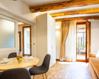 Falegnami Suites Appartamento con Terrazza - Bologna - Dining room