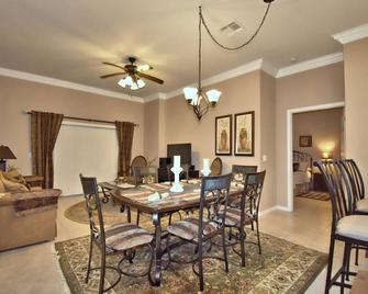 Porcelain Tile Throughout King, Queen, and Twins Beds - Davenport - Comedor