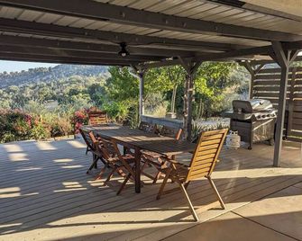 Spacious Modern Vacation Home near Kings Canyon N.P. EV Charging Fast Wifi. - Squaw Valley (Fresno County) - Patio
