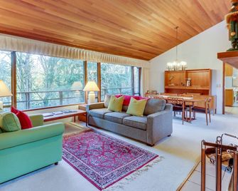 Northwest Art & Stylish Comfort Nestled Among the Trees - Port Angeles - Living room