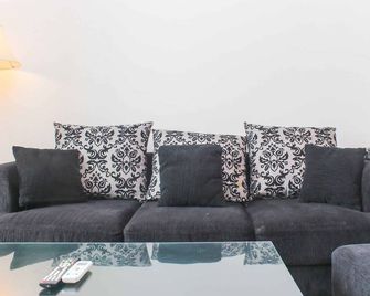 Fully Furnished With Cozy Design 2br The - Yakarta - Sala de estar