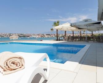 Kaneo beach hotel Novalja - Novalja - Pool