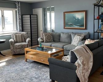 Scenic Lake Views in Sheboygan - Sheboygan - Living room