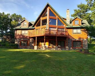 Luxury Lodge on Castle Rock Lake. Perfect setting for your outdoor fun - Mauston - Gebouw
