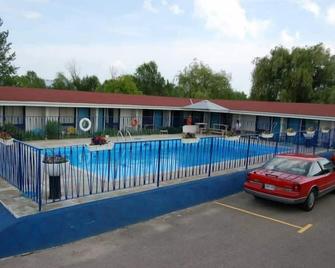 Space Motel - Niagara Falls - Bể bơi