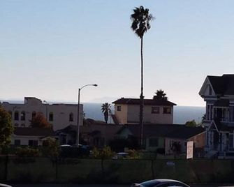 Travelers Beach Inn - Ventura - Außenansicht