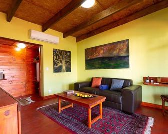 ENTIRE cozy farm resort with a ocean view right out side your terrace W/4 BDRM\n\n - Sir Lowry's Pass - Sala de estar