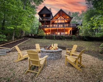 Western Sky - Lovely view, hot tub, fire pit, pets - Mineral Bluff - Patio